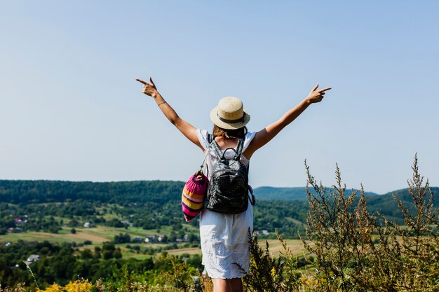 Femme applaudissant une belle journée à l'extérieur