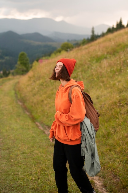 Femme appréciant le bel environnement rural