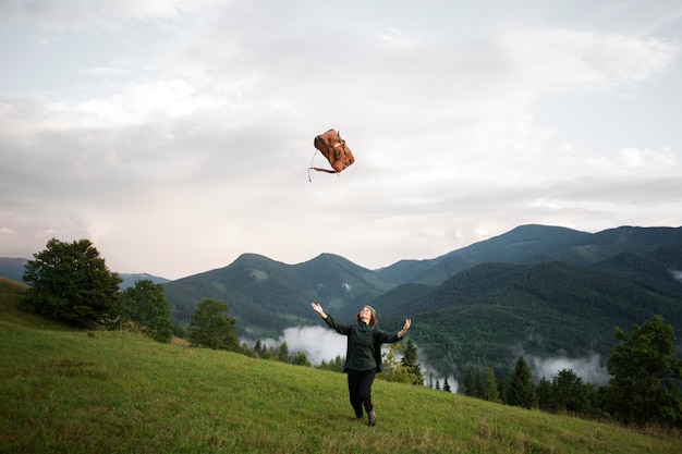 Femme appréciant le bel environnement rural