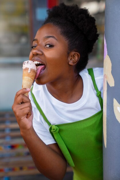 Femme appréciant la crème glacée à l'extérieur