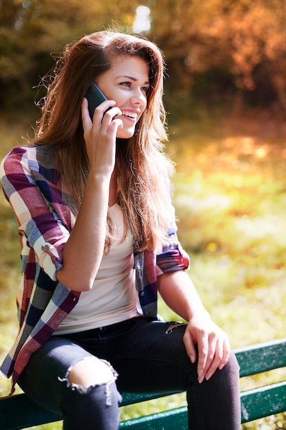 Photo gratuite femme appréciant dans un parc d'automne