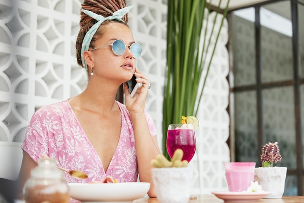 Photo gratuite femme appréciant le dessert et la boisson au café