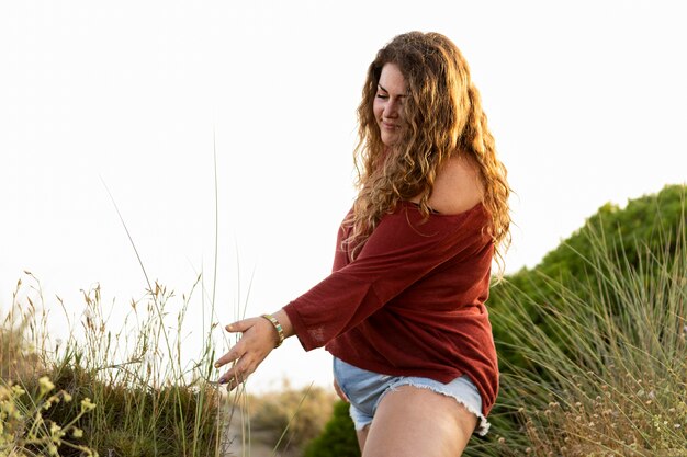 Femme appréciant l'herbe à l'extérieur