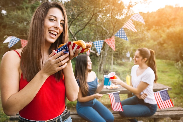 Photo gratuite femme appréciant hot-dog