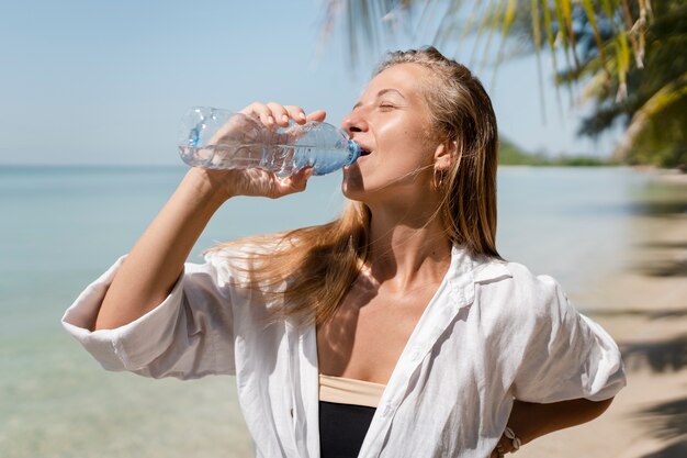 Femme appréciant leurs vacances ensoleillées