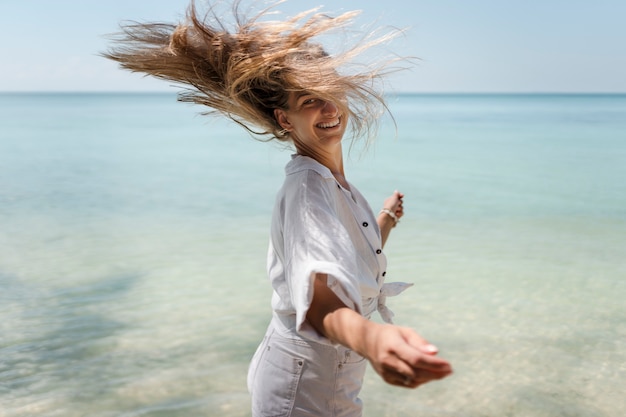 Photo gratuite femme appréciant leurs vacances ensoleillées