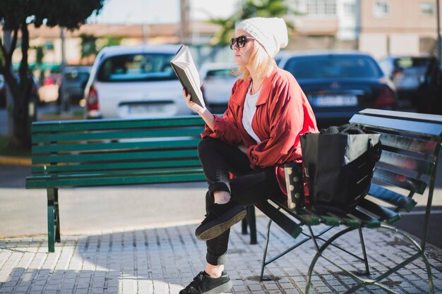 Femme appréciant le livre sur la rue