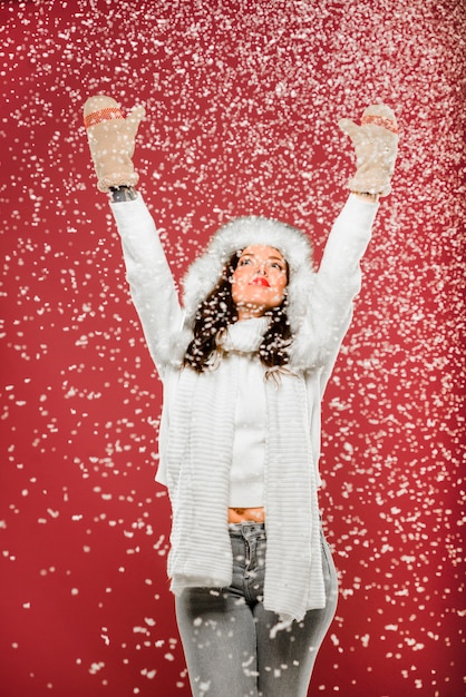 Photo gratuite femme appréciant la neige tout en portant des vêtements d'hiver