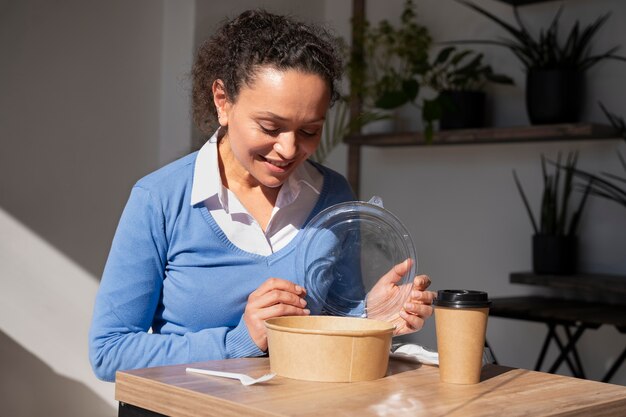 Femme appréciant la nourriture à emporter