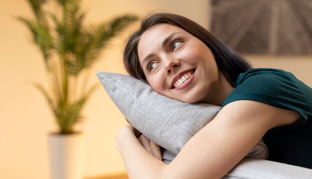 Femme appréciant les plaisirs de la vie quotidienne à la maison