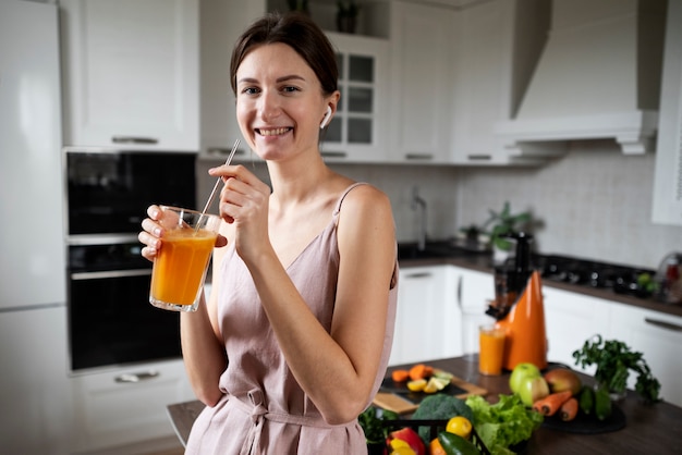 Femme appréciant sa recette de jus