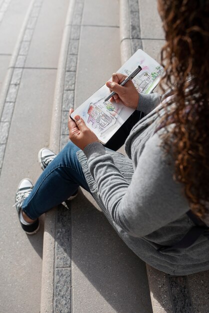 Femme appréciant ses passe-temps extérieurs