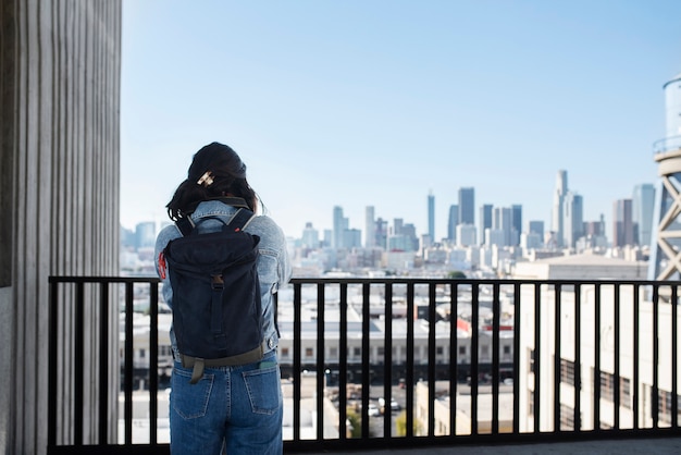 Femme appréciant ses passe-temps extérieurs