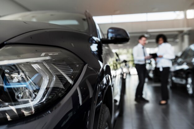 Femme appréciant son indépendance financière tout en achetant une voiture