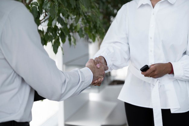 Femme appréciant son indépendance financière tout en achetant une voiture