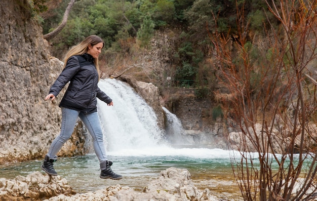 Femme appréciant le temps dans la nature