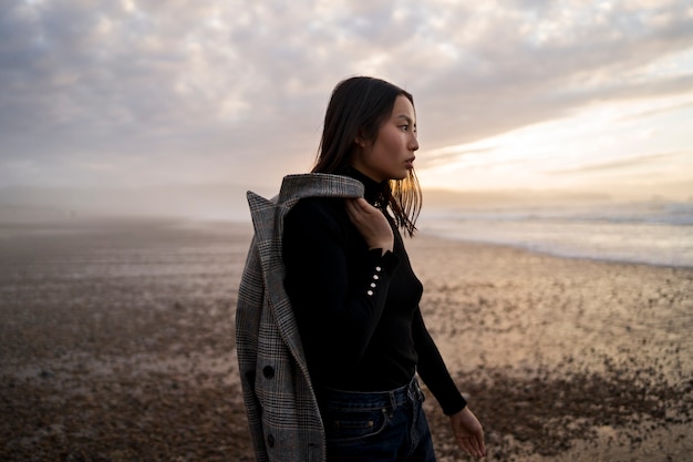 Photo gratuite femme appréciant le temps à la vue de côté de plage