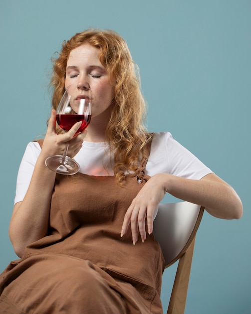 Photo gratuite femme appréciant un verre de vin rouge