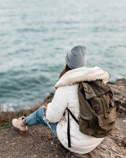 Femme appréciant la vue sur la plage seule