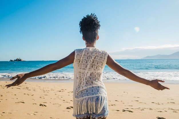 Femme apprécie la plage