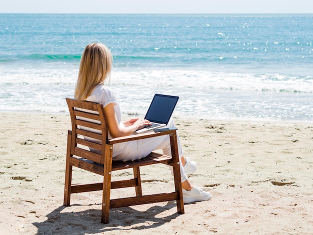 Femme, apprécier, plage, quoique, travailler, ordinateur portable