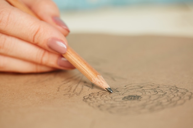 Photo gratuite femme apprenant à dessiner