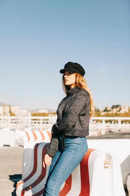 Photo gratuite femme appuyée contre la barrière