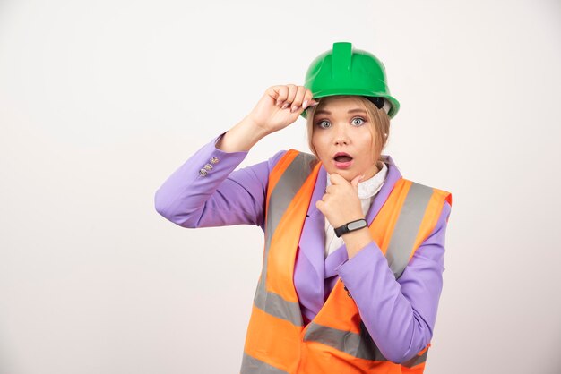 femme architecte en casque sur blanc.