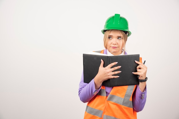 Femme Architecte En Casque Avec Tablette Sur Blanc.