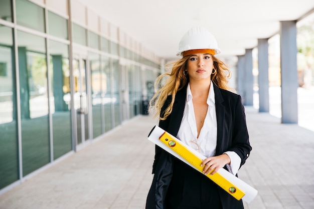 Femme architecte avec casque