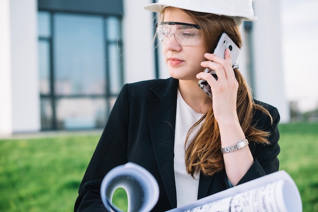 Photo gratuite femme architecte communiquant avec le téléphone