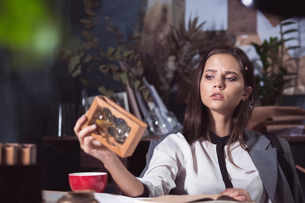 Femme architecte travaillant sur une table à dessin au bureau ou à la maison. notion de manque de temps