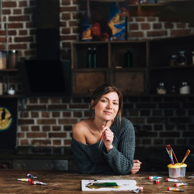 Photo gratuite femme artiste à la maison