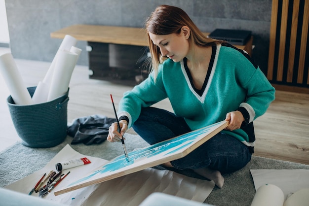 Femme artiste peignant un tableau à la maison