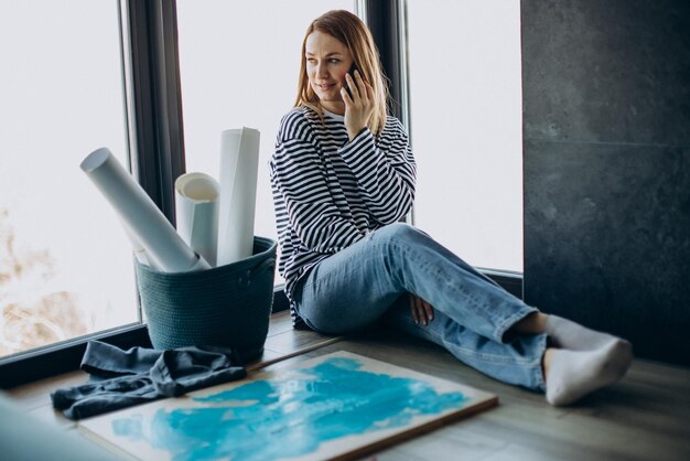 Femme artiste peignant un tableau à la maison