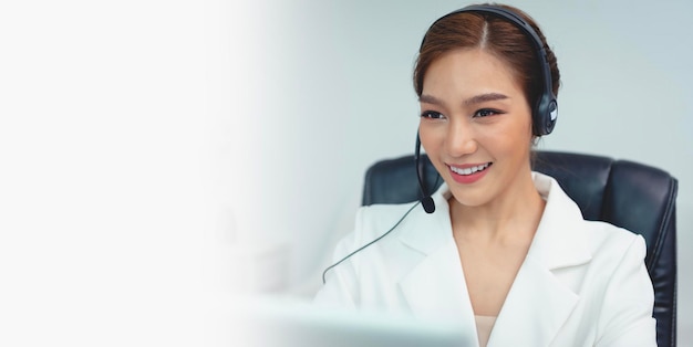 Photo gratuite femme asiatique agent de centre d'appels avec casque travaillant sur la hotline d'assistance