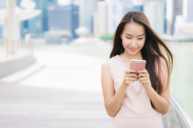 Femme asiatique à l&#39;aide de smartphone