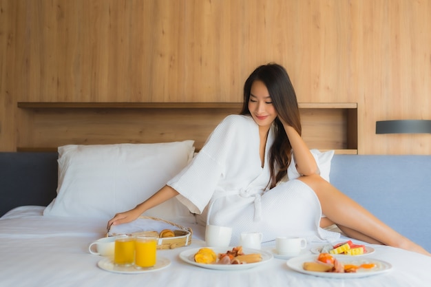 Femme Asiatique, Apprécier, à, Petit Déjeuner, Lit