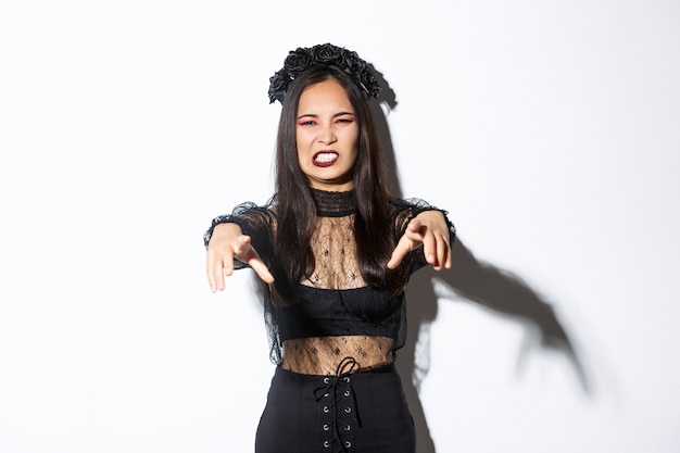 Femme asiatique en costume d'Halloween posant