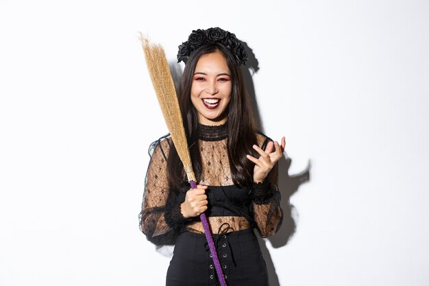 Femme asiatique en costume d'Halloween posant