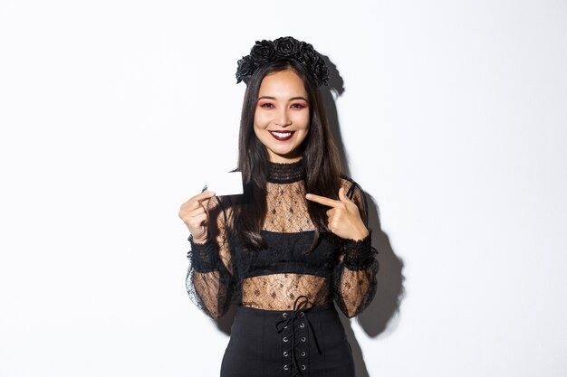 Femme asiatique en costume d'Halloween posant