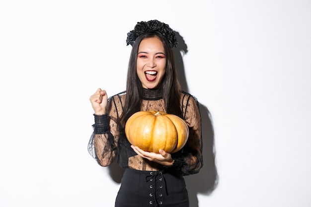 Femme asiatique en costume d'Halloween posant