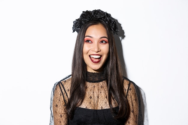 Femme asiatique en costume d'Halloween posant