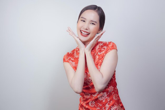 Femme asiatique en costume national du nouvel an chinois en arrière-plan doux et isolé