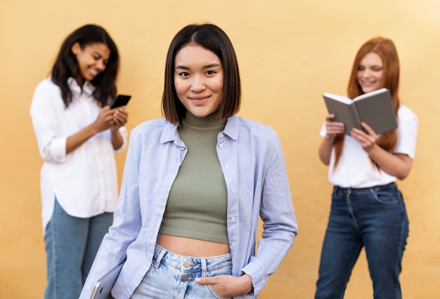 Femme asiatique à côté de ses amis