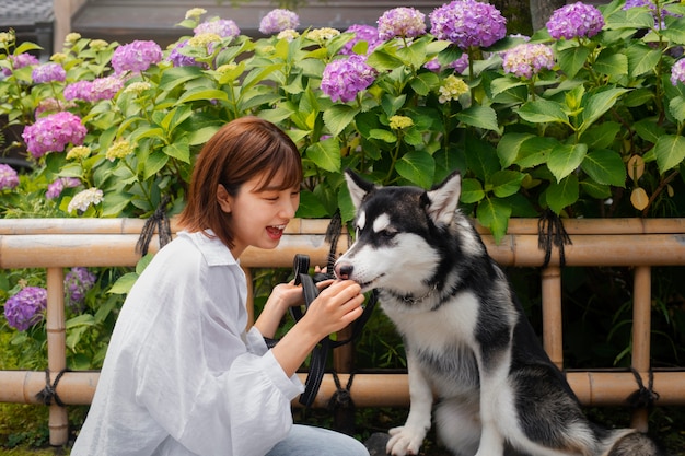 Photo gratuite femme asiatique à coup moyen avec un chien mignon