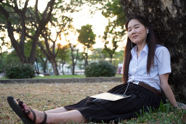 Femme asiatique écouter de la musique