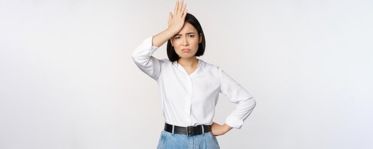 Photo gratuit femme asiatique ennuyée et fatiguée à la recherche d'un front de gifle compliqué facepalm signe et grimaçant contrarié l