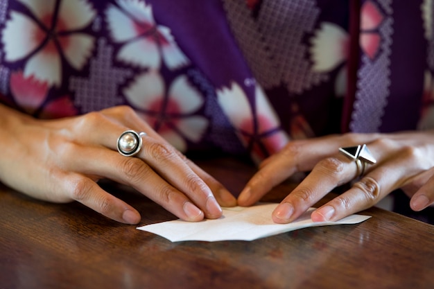 Femme Asiatique Faisant De L'origami Avec Du Papier Japonais