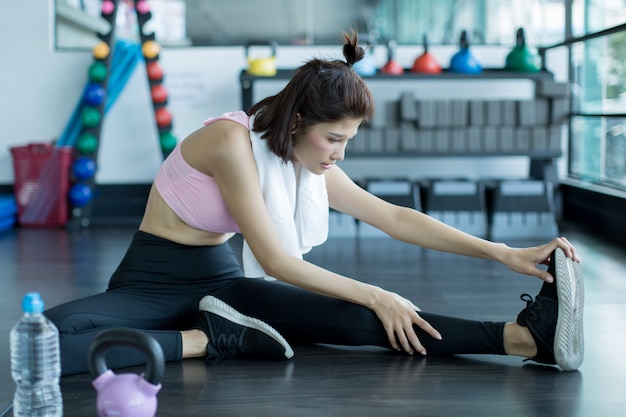 femme asiatique jouer fitness dans le gymnase